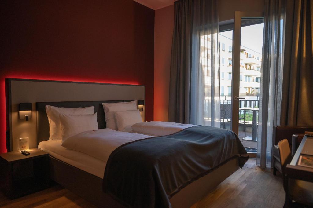 Postel nebo postele na pokoji v ubytování Qube Hotel Bahnstadt