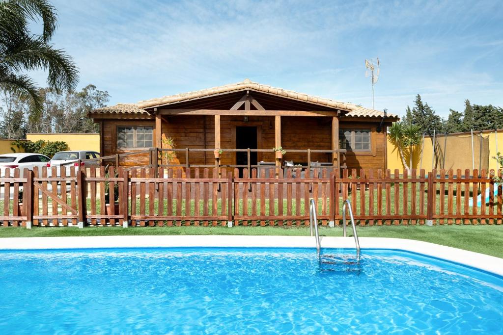 Cabaña de madera con piscina frente a una casa en La Cabaña en Vejer, en Vejer de la Frontera
