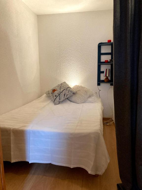 Postel nebo postele na pokoji v ubytování Pléiades , Apt 5 p, 1 grande chambre, un coin montagne et une place de parking , belle vue