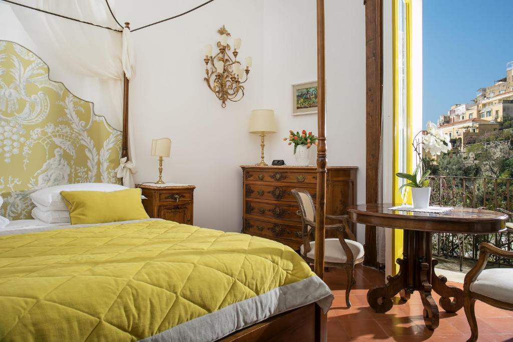 A bed or beds in a room at Hotel Palazzo Murat