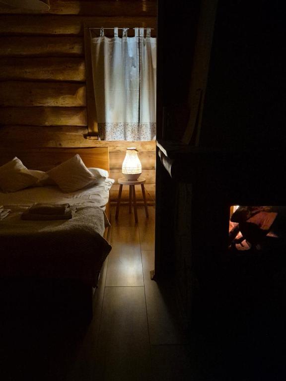 Łóżko lub łóżka w pokoju w obiekcie Wilcza Jama - domki z bali
