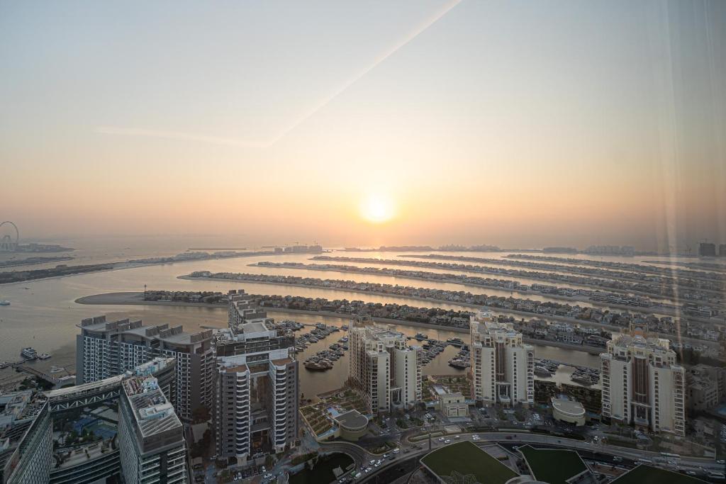 Escape24 Stunning 1BR Panoramic Sea View Palm Tower Palm Jumeirah Dubai ...