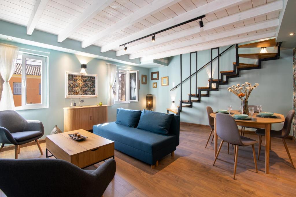 un salon avec un canapé bleu et une table dans l'établissement Campiello Urban Nest by Corfuescapes, à Corfu