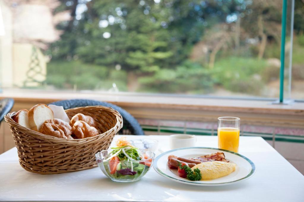 ホテルの敷地内または近くでの食事または食べ物