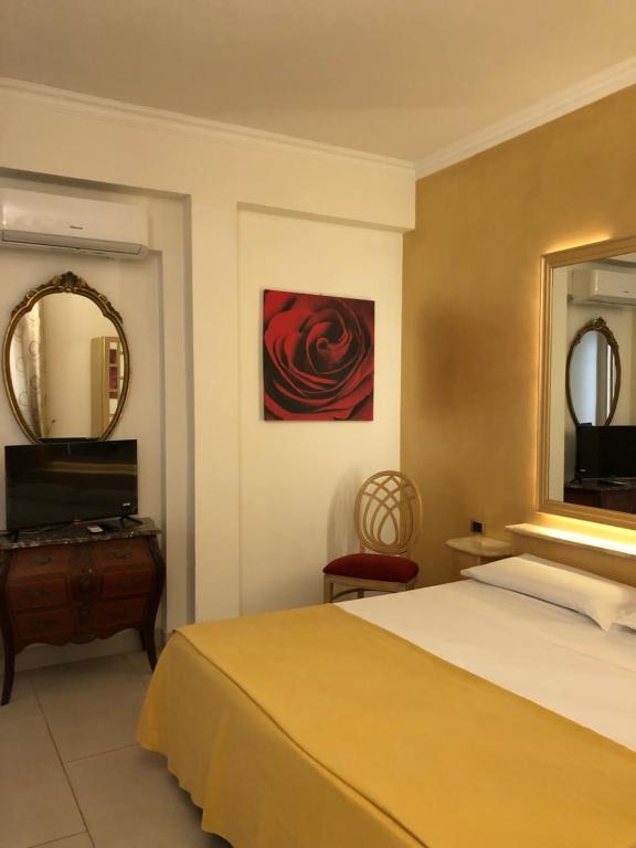 Postel nebo postele na pokoji v ubytování Hotel Quadrifoglio Roma Eur