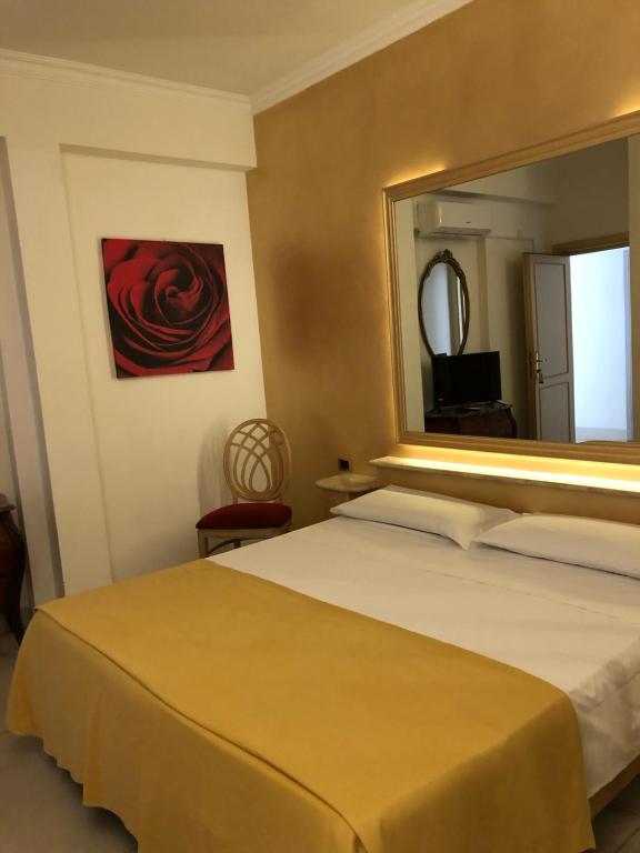 Postel nebo postele na pokoji v ubytování Hotel Quadrifoglio Roma Eur