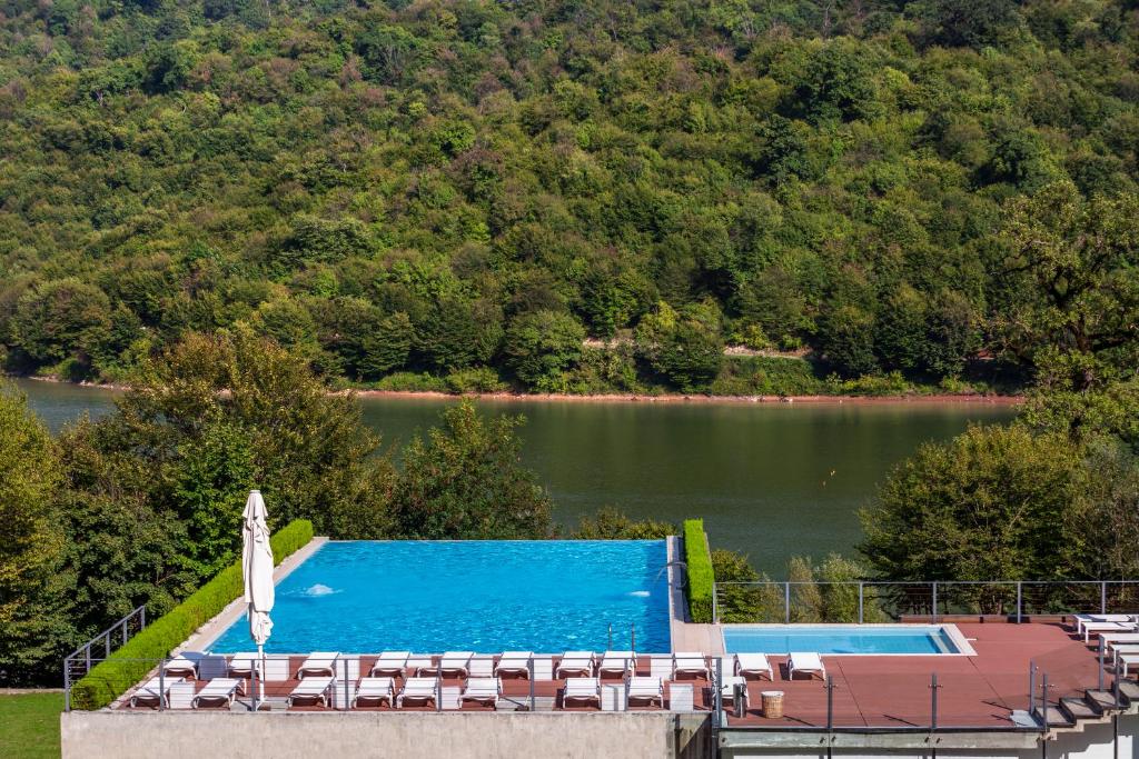 Bazén v ubytování Kvareli Lake Resort nebo v jeho okolí