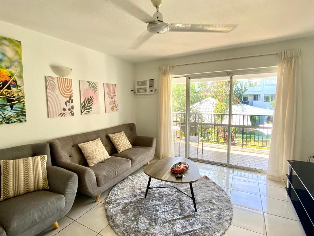 
Apartment with Pool View 
