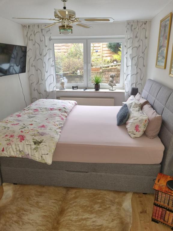 Postel nebo postele na pokoji v ubytování Ferienwohnung Haseltal