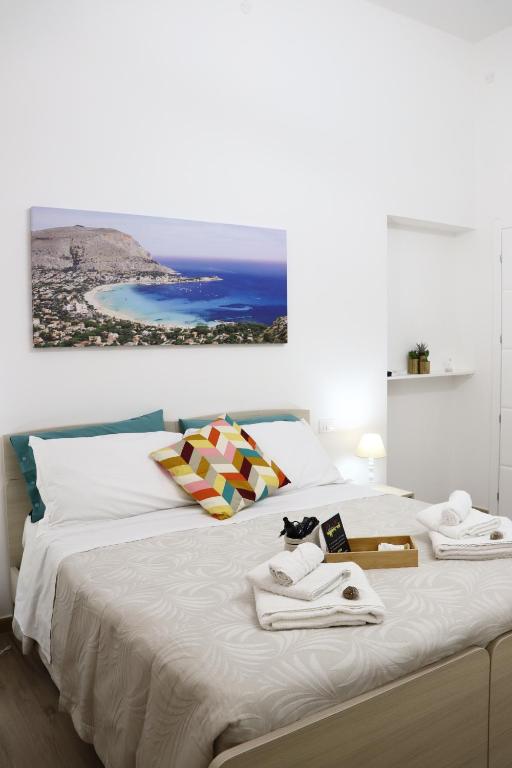 パレルモにあるPalermo Miaの海の景色を望むベッドルーム1室(白いベッド1台付)