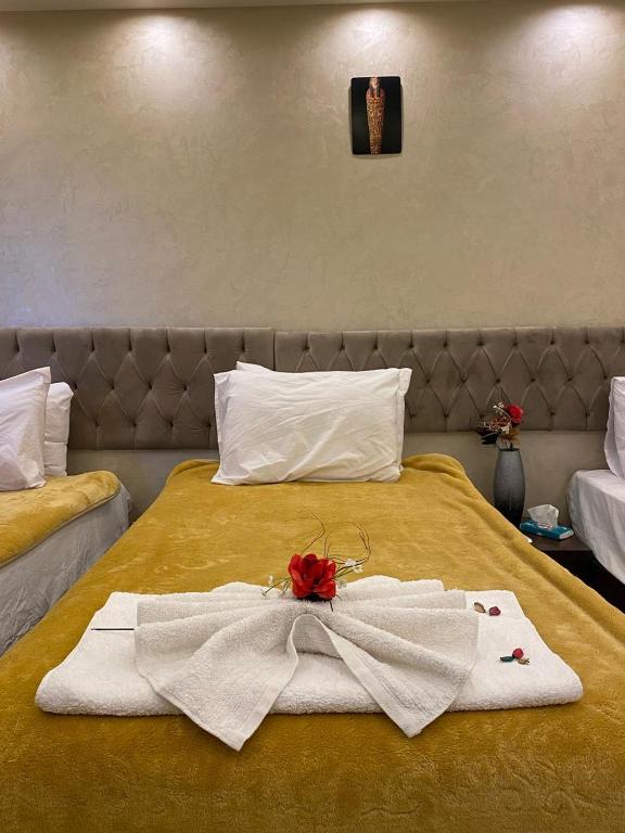 Postel nebo postele na pokoji v ubytování PYRAMIDS guest house
