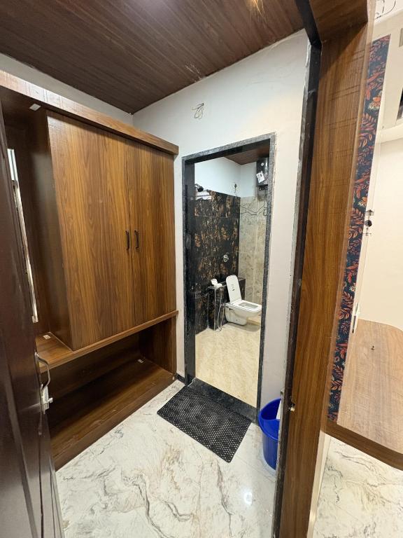 Bilik mandi di shree trilokeshwar guest house