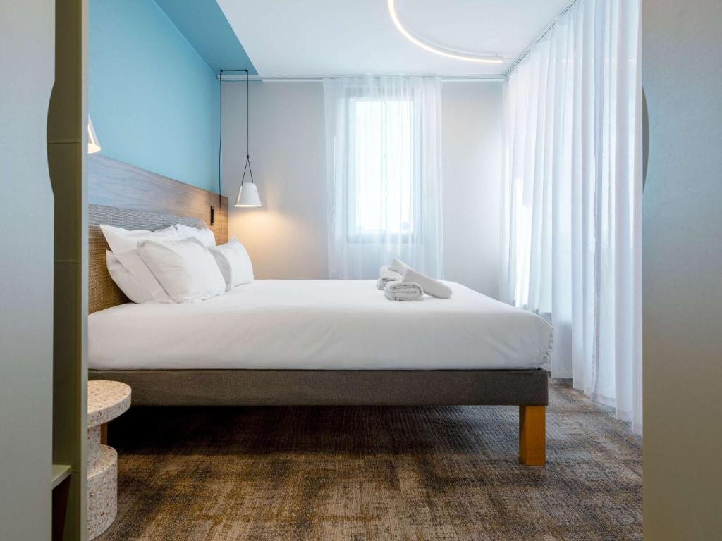 Postel nebo postele na pokoji v ubytování Novotel Suites Nancy Centre
