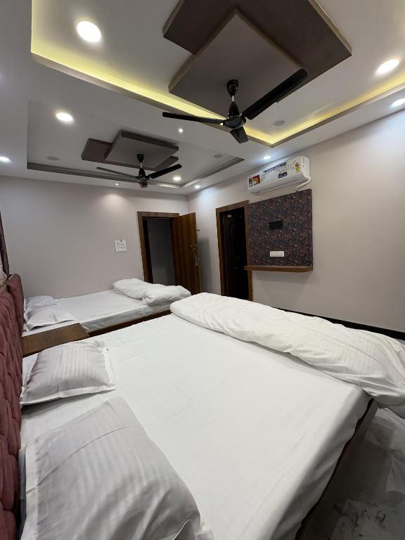 Katil atau katil-katil dalam bilik di shree trilokeshwar guest house