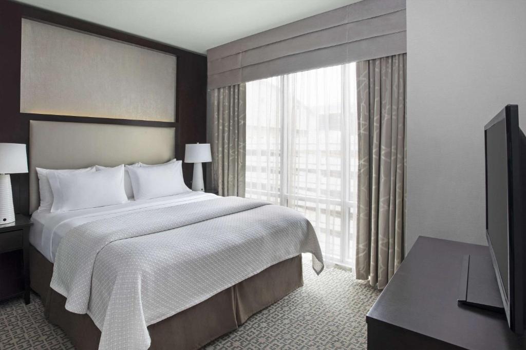 Cambria Hotel White Plains - Downtown - King Suite - Disability Access/Non-Smoking