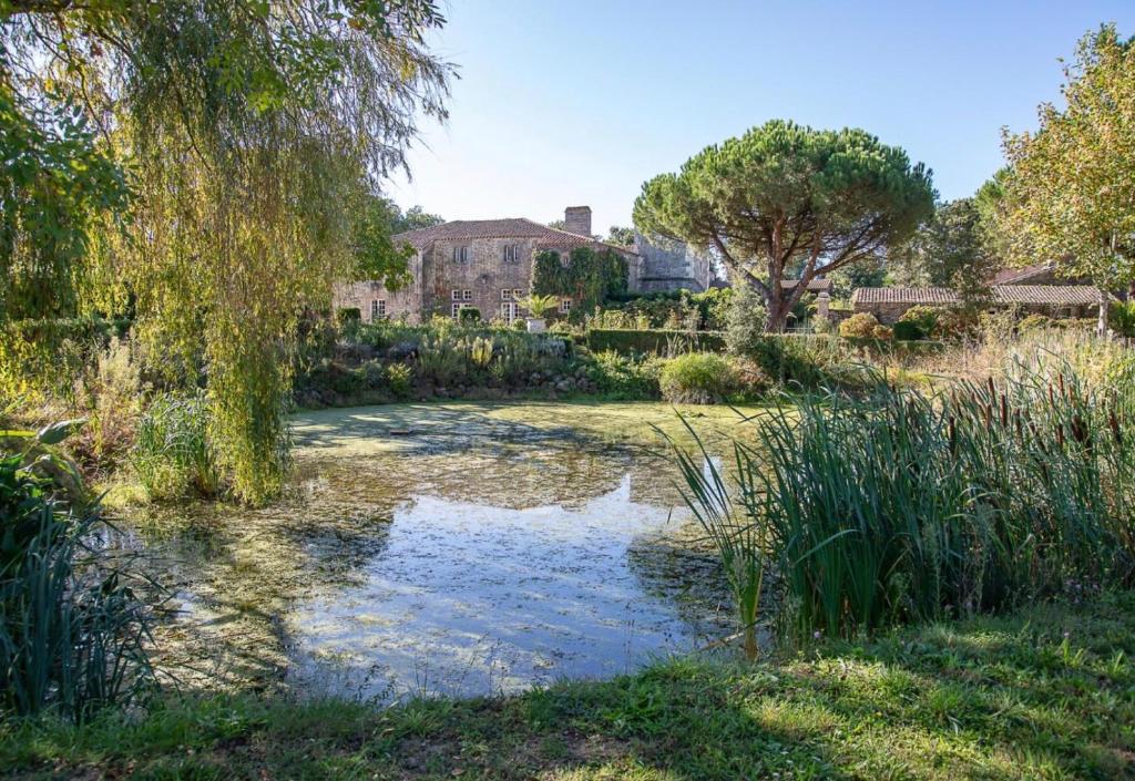 un étang au milieu d'un jardin dans l'établissement Chambres d'hôte Domaine Roblinière, à Landevieille