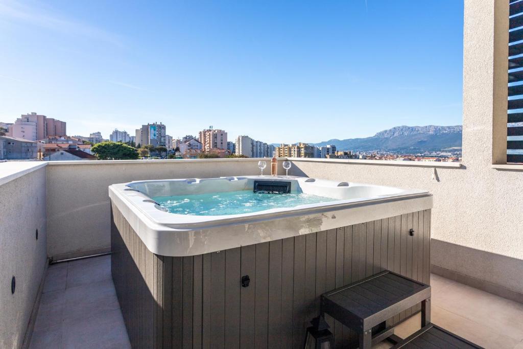Fotografia z galérie ubytovania Luxury modern penthouse w jacuzzi & huge terrace v Splite