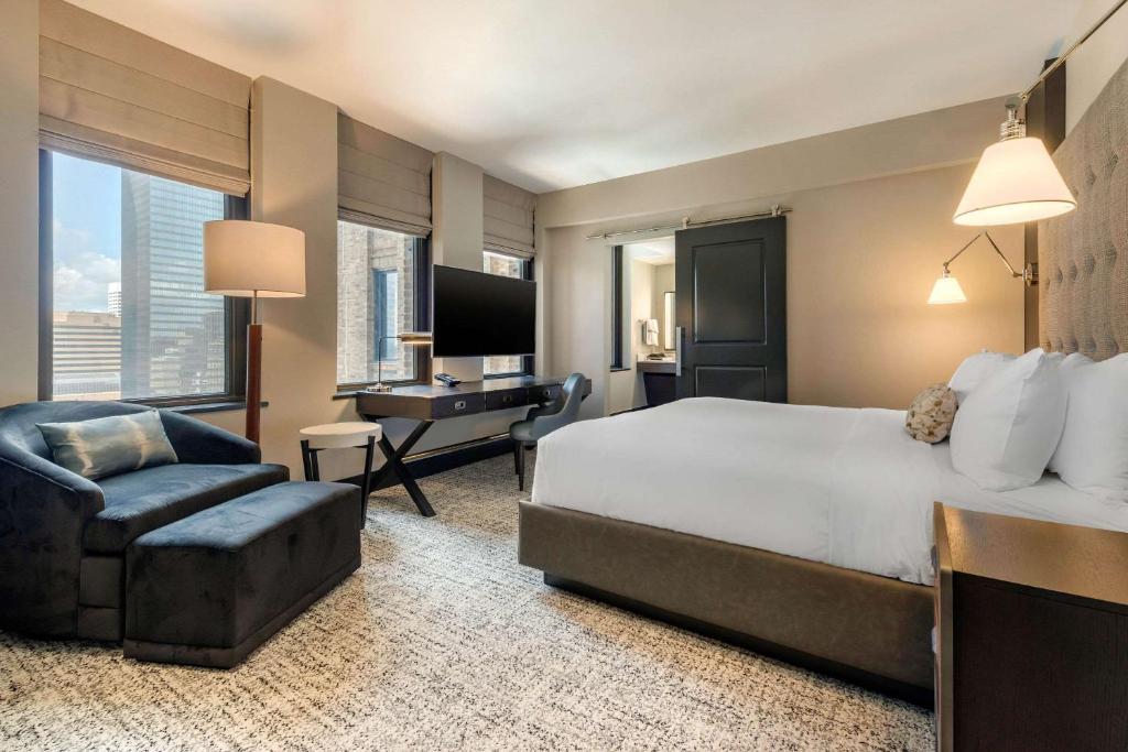 Postel nebo postele na pokoji v ubytování Cambria Hotel Houston Downtown Convention Center
