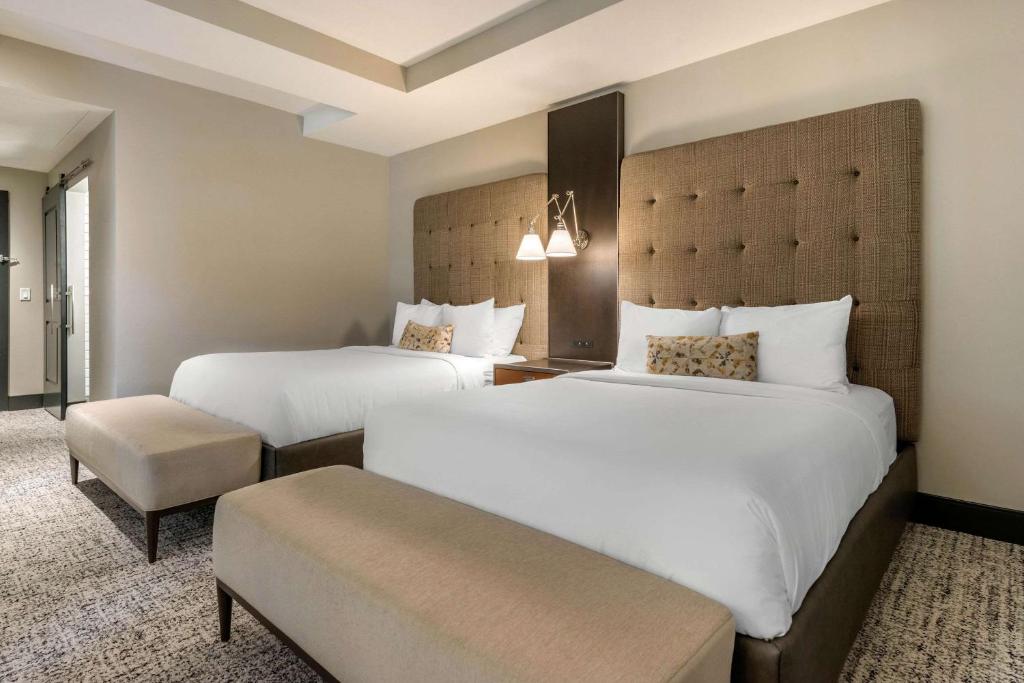 Postel nebo postele na pokoji v ubytování Cambria Hotel Houston Downtown Convention Center