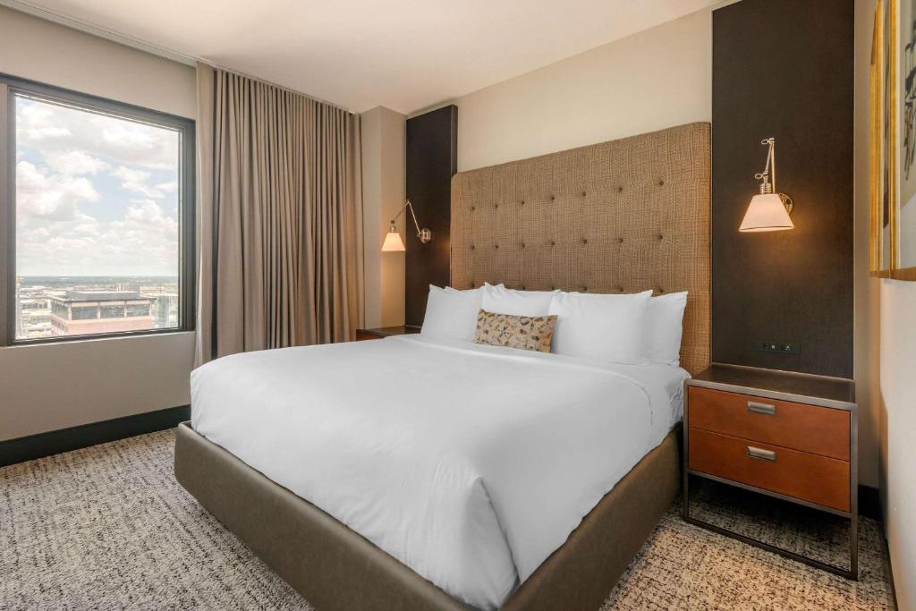 Postel nebo postele na pokoji v ubytování Cambria Hotel Houston Downtown Convention Center
