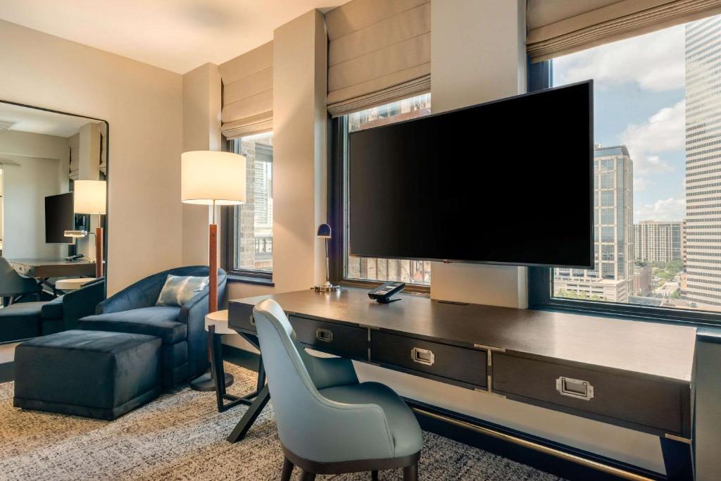 TV a/nebo společenská místnost v ubytování Cambria Hotel Houston Downtown Convention Center