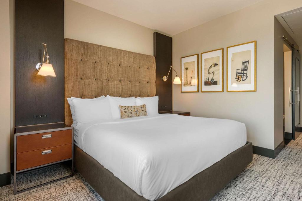 Postel nebo postele na pokoji v ubytování Cambria Hotel Houston Downtown Convention Center