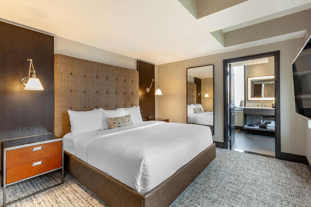 Postel nebo postele na pokoji v ubytování Cambria Hotel Houston Downtown Convention Center