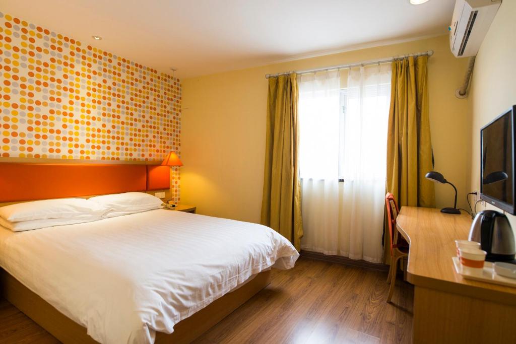 een hotelkamer met een bed en een raam bij Home Inn Chengdu Middle Renmin Road 2nd Section Zhengfu Street in Chengdu