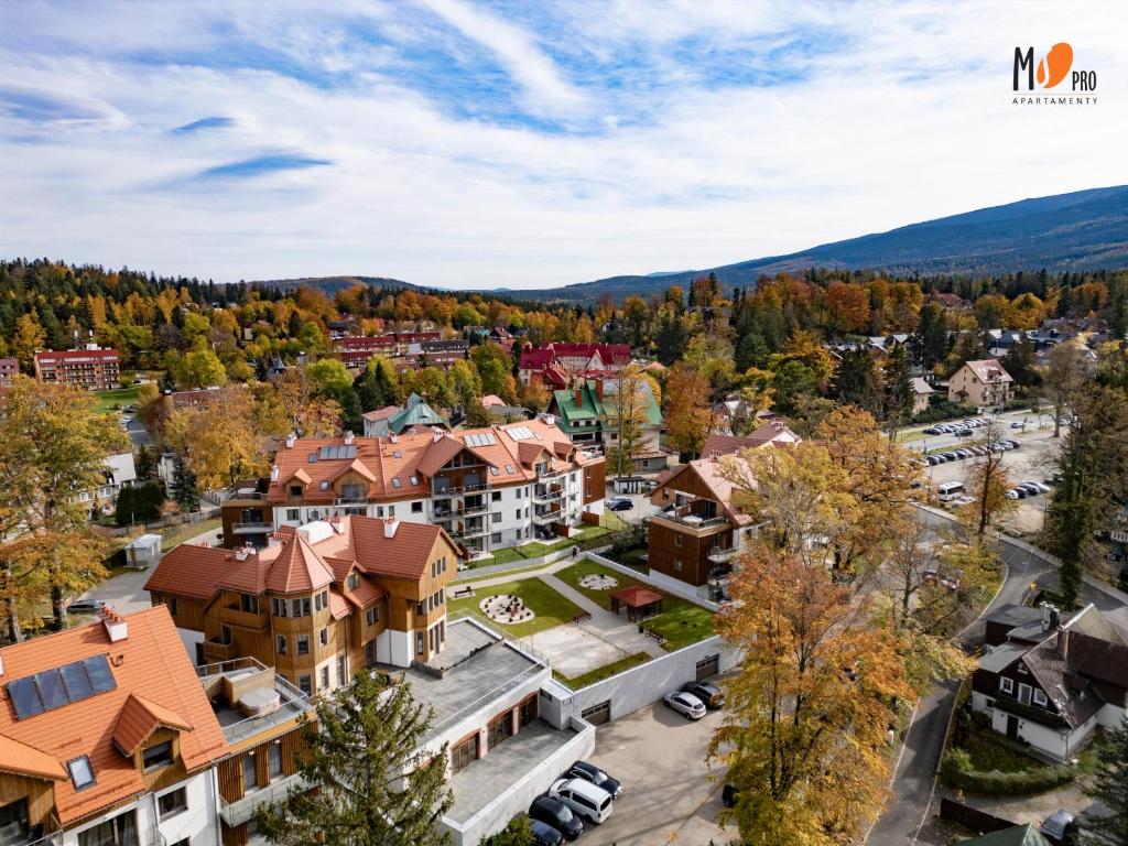 eine Luftaufnahme einer Stadt mit Gebäuden in der Unterkunft Apartamenty Premium STONE HILL - Baseny&Jacuzzi in Szklarska Poręba