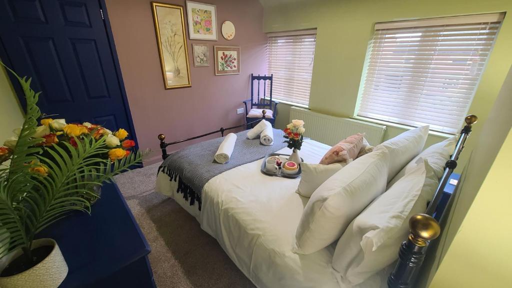 Postel nebo postele na pokoji v ubytování Dovetails, short drive from Alton Towers and Uttoxeter racecourse Games room with Wii and football table