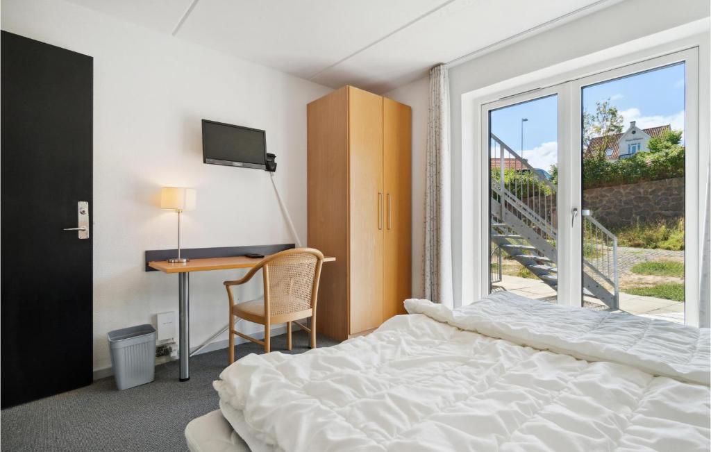 Postel nebo postele na pokoji v ubytování Cozy Apartment In Allinge