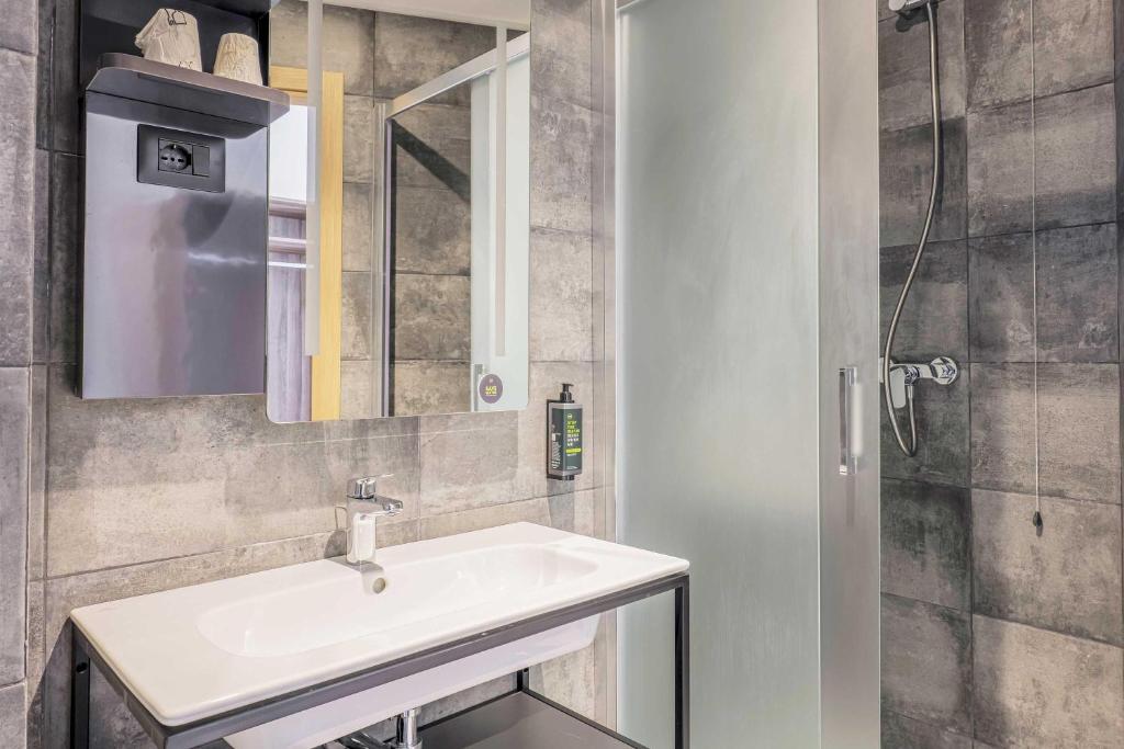 B&B HOTEL Prato City Centerにあるバスルーム