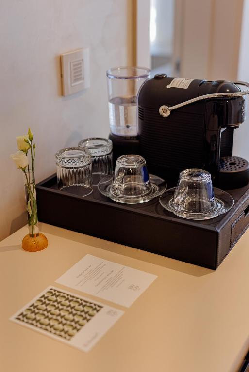 Příslušenství pro přípravu čaje a kávy v ubytování Hotel HOGO