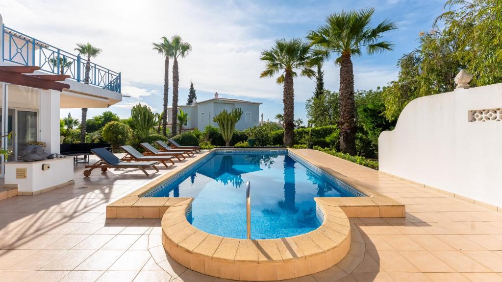 Villa w Pool, Garden, Sea View & Fiber Internet
