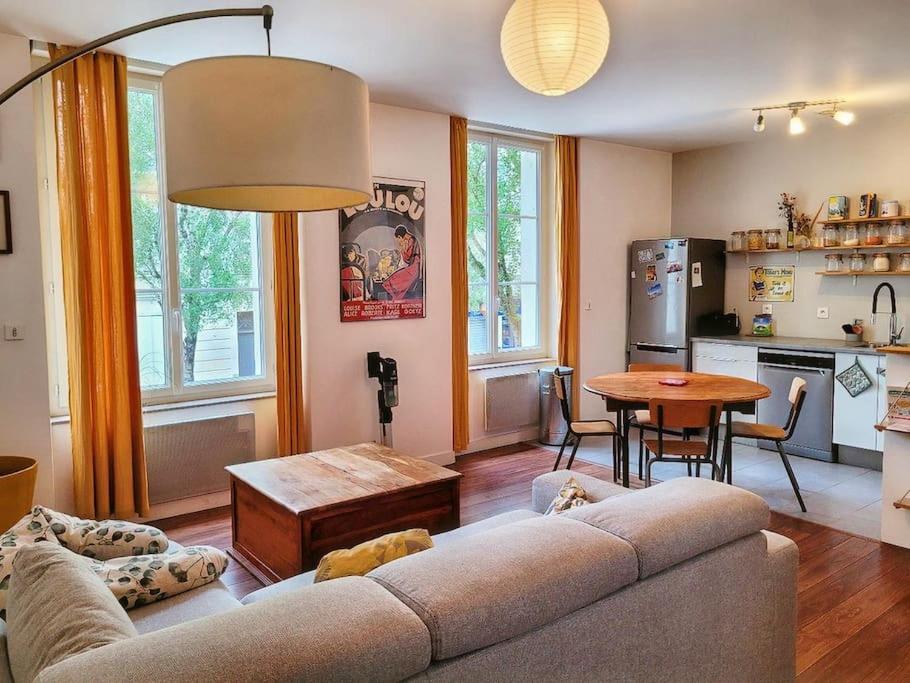 un salon avec un canapé et une table dans l'établissement Le Cosy sur cour - T3 Hypercentre Angers, à Angers