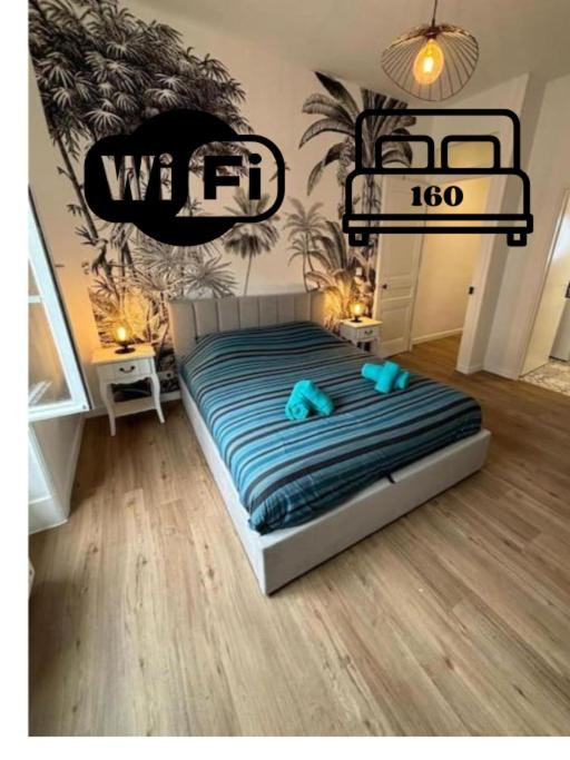 une chambre avec un lit avec deux ours en peluche dessus dans l'établissement Superbe T2, rénové, calme, à Villeurbanne