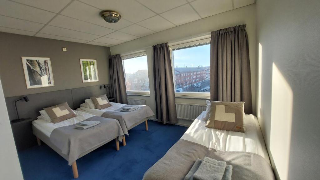 Postel nebo postele na pokoji v ubytování Hotel Bishops Arms Mora