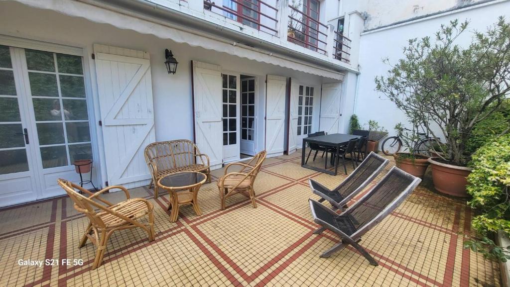 une terrasse avec des chaises et une table sur une maison dans l'établissement Saint-Jean de Luz, bel appartement 3 pièces - 4 couchages, à Sainte-Barbe
