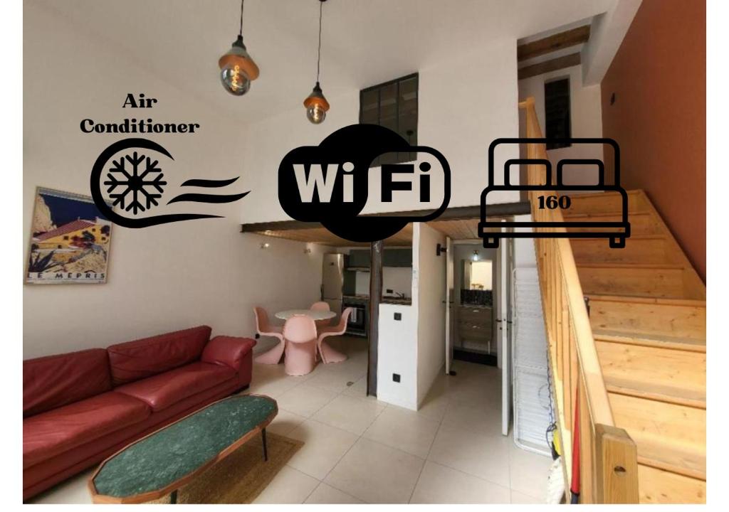 - un salon avec un canapé et un panneau mural dans l'établissement PartDieu, rénové, climatisation !, à Lyon