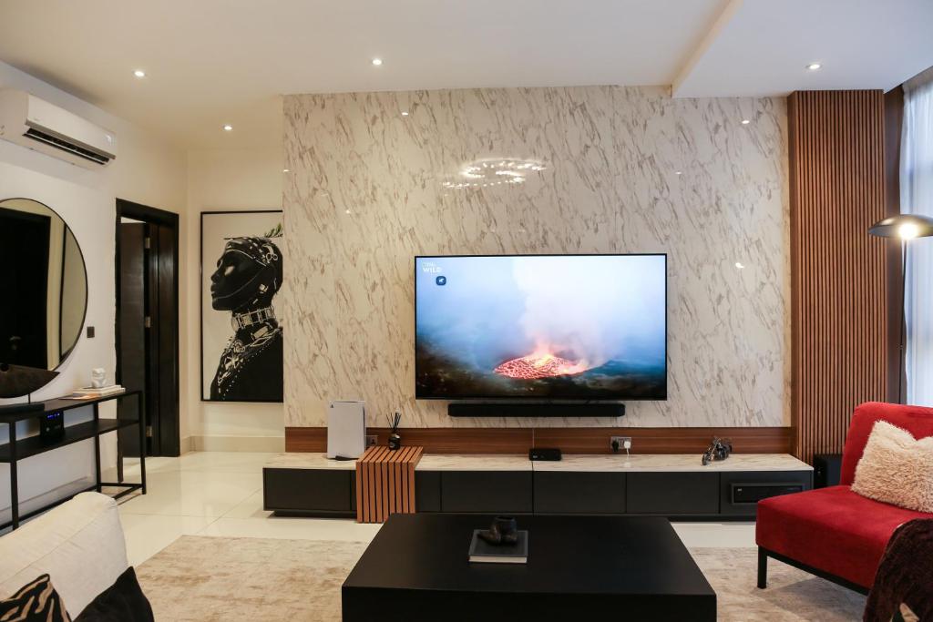 TV a/nebo společenská místnost v ubytování George Residence Cooper Road, Ikoyi