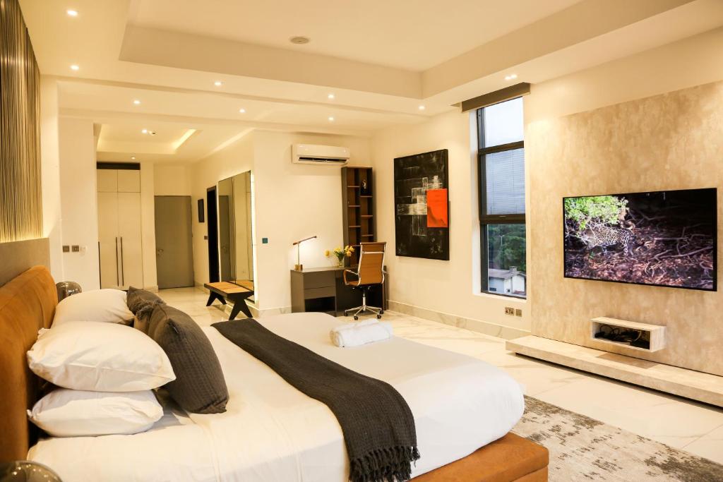 TV a/nebo společenská místnost v ubytování George Residence Cooper Road, Ikoyi