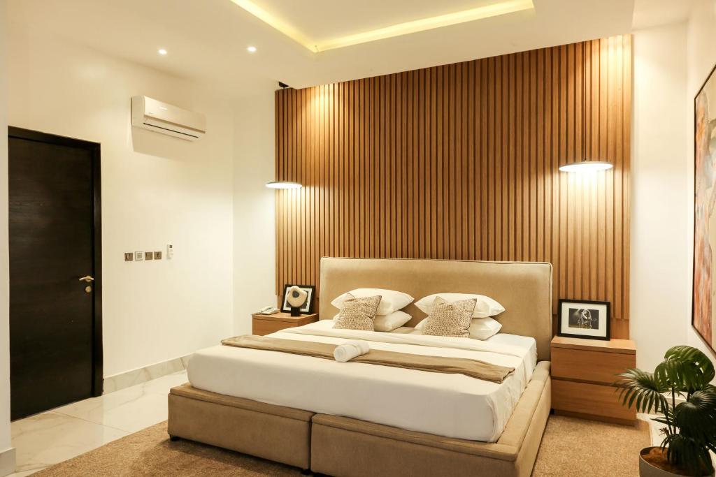 Postel nebo postele na pokoji v ubytování George Residence Cooper Road, Ikoyi