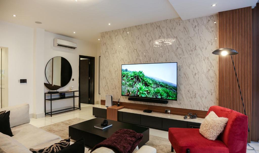 TV a/nebo společenská místnost v ubytování George Residence Cooper Road, Ikoyi