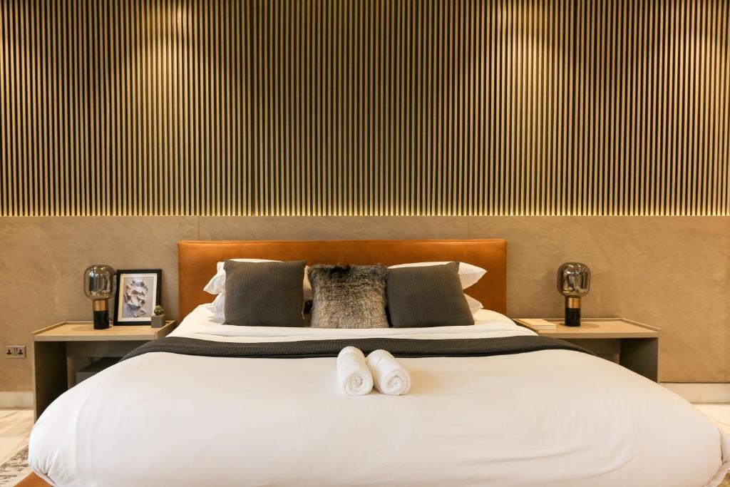 Postel nebo postele na pokoji v ubytování George Residence Cooper Road, Ikoyi
