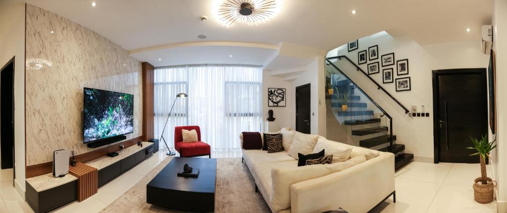 TV a/nebo společenská místnost v ubytování George Residence Cooper Road, Ikoyi