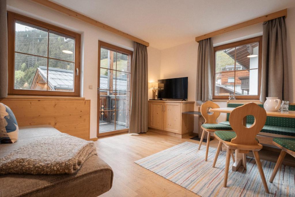 Televízia a/alebo spoločenská miestnosť v ubytovaní Apartments SARLO