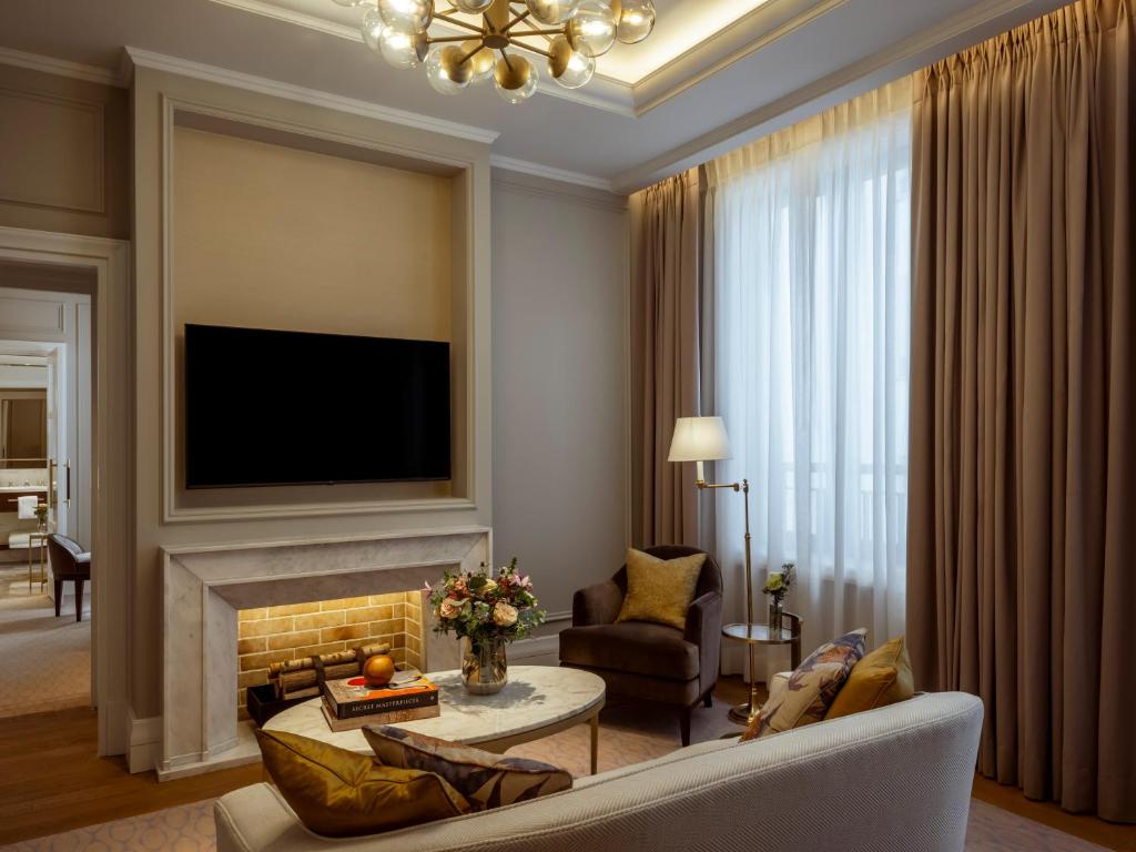 TV a/nebo společenská místnost v ubytování Corinthia Grand Hotel Astoria Brussels
