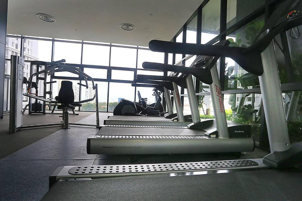 Fitness centrum a/nebo fitness zařízení v ubytování Seaview Sunrise 1BR at Tropicana 218 at Central Location & Food Hunt Friendly