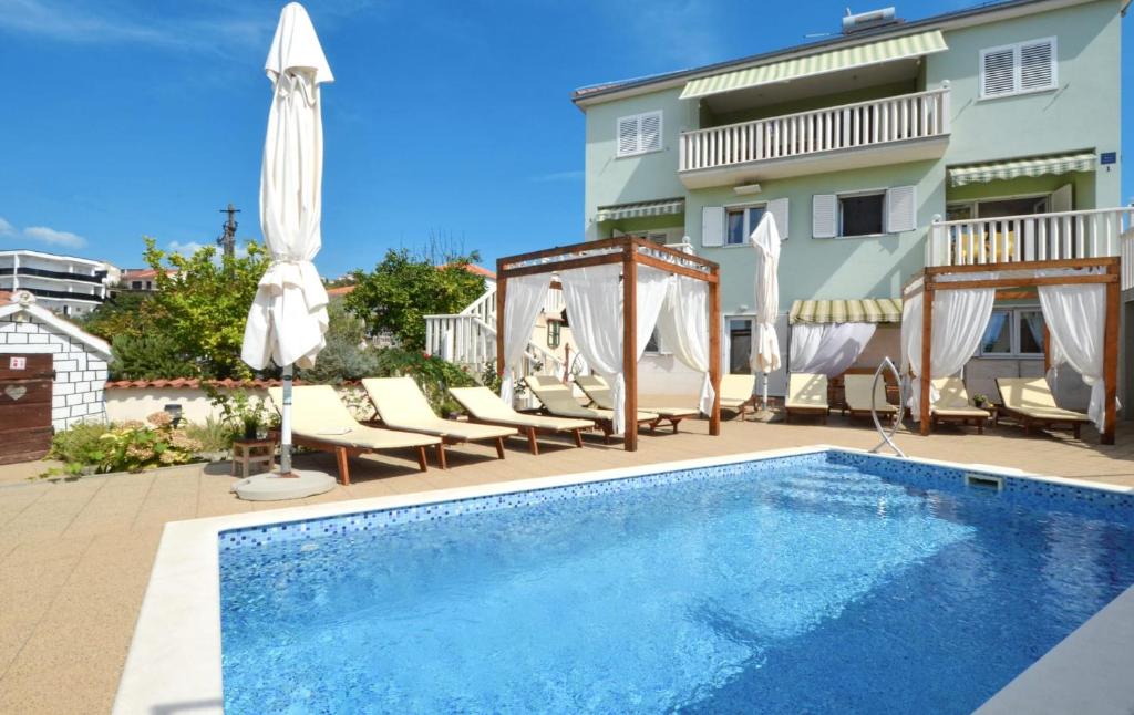 Swimmingpoolen hos eller tæt på Blue apartment, Okrug gornji - Trogir