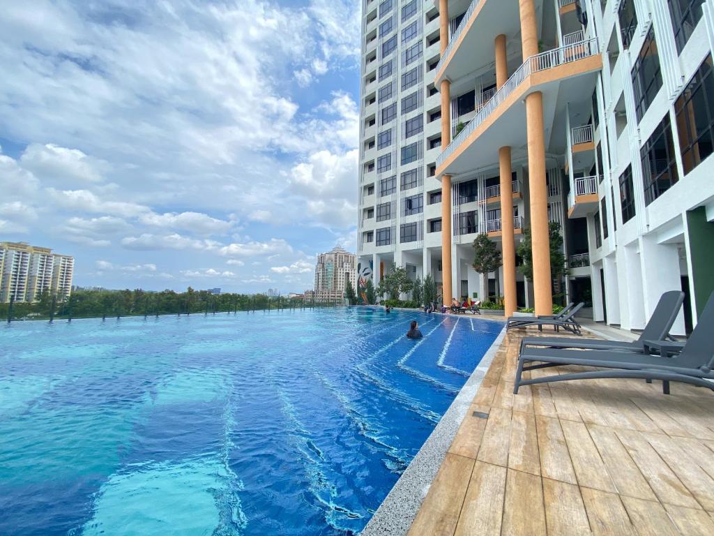 プトラジャヤにあるFamily Friendly Condo at Putrajayaの建物の真ん中にあるプール